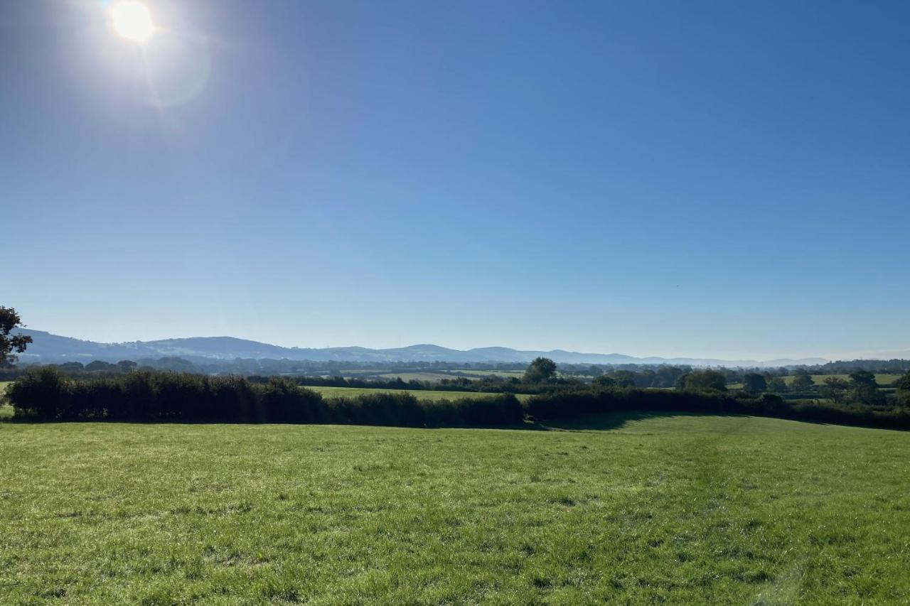 Hotel Abbey Farm Luxury Glamping à Rhuddlan Extérieur photo