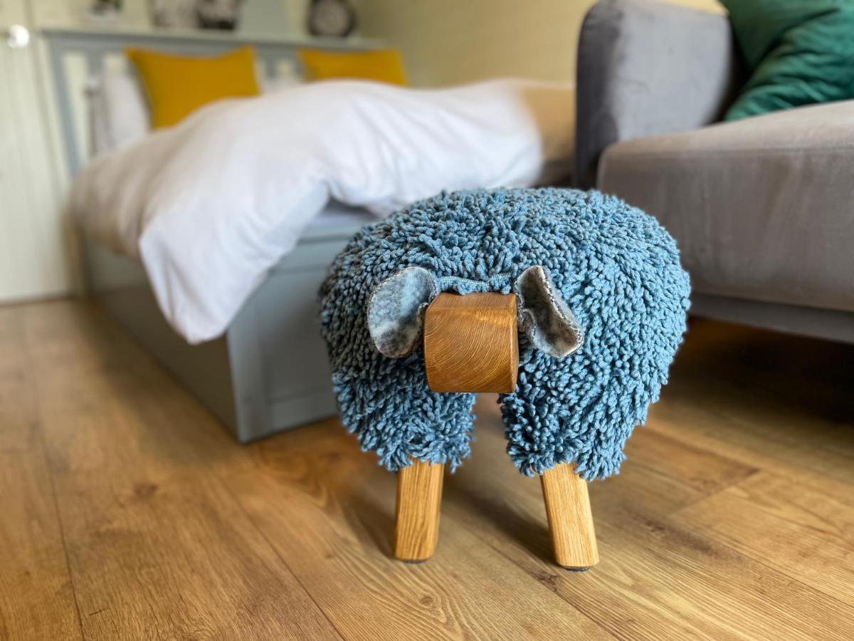 Hotel Abbey Farm Luxury Glamping à Rhuddlan Extérieur photo