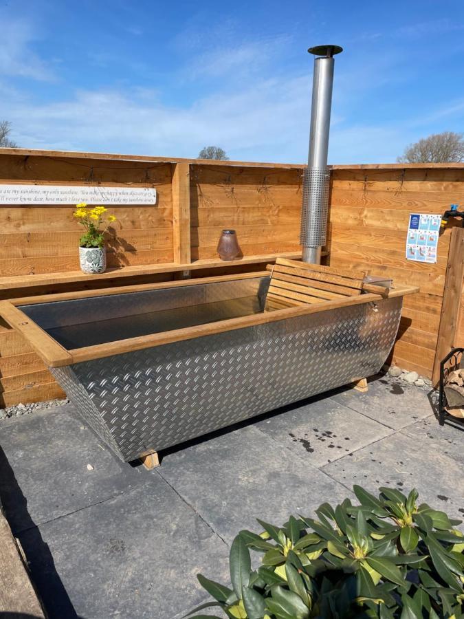 Hotel Abbey Farm Luxury Glamping à Rhuddlan Extérieur photo