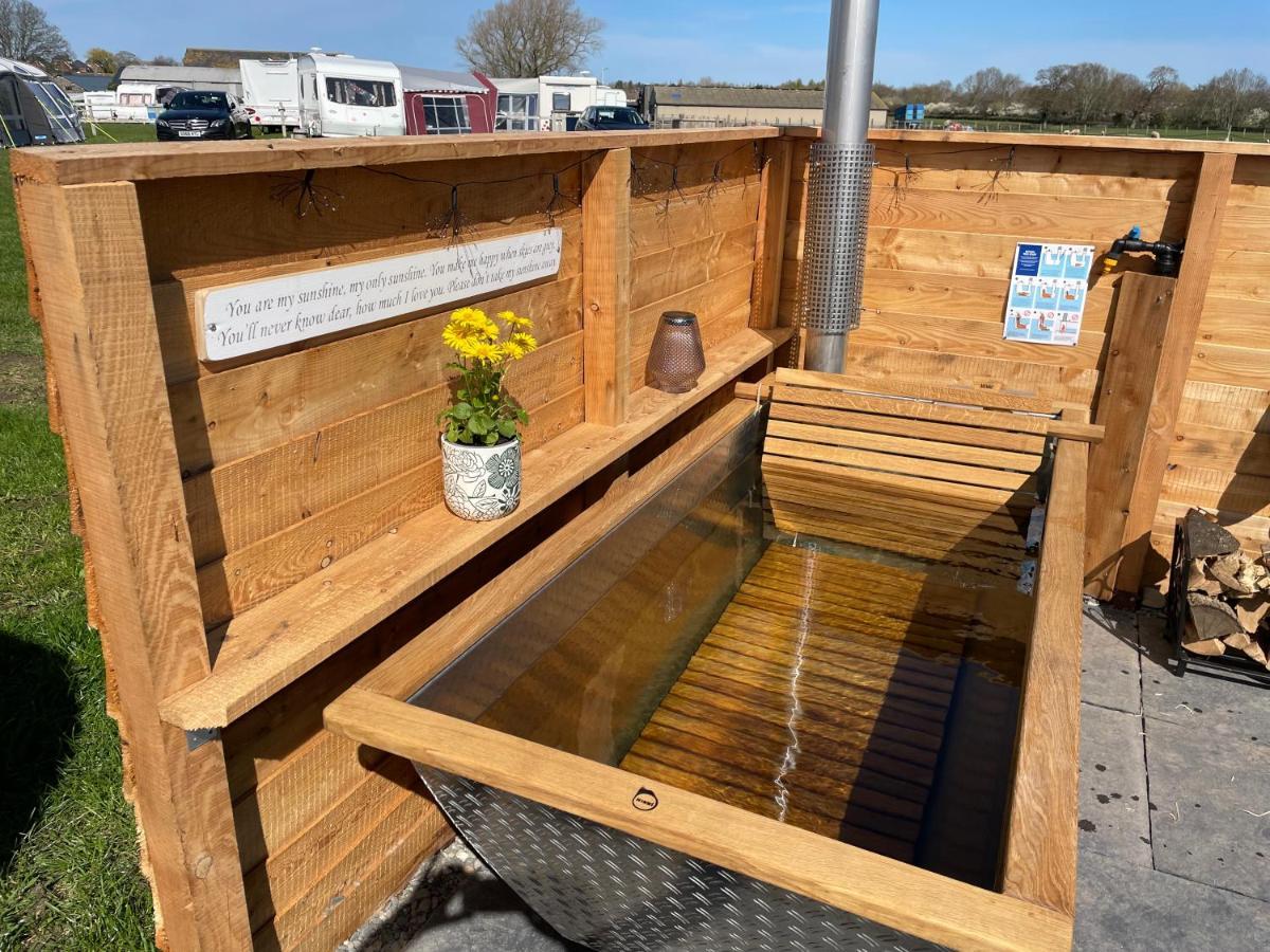 Hotel Abbey Farm Luxury Glamping à Rhuddlan Extérieur photo