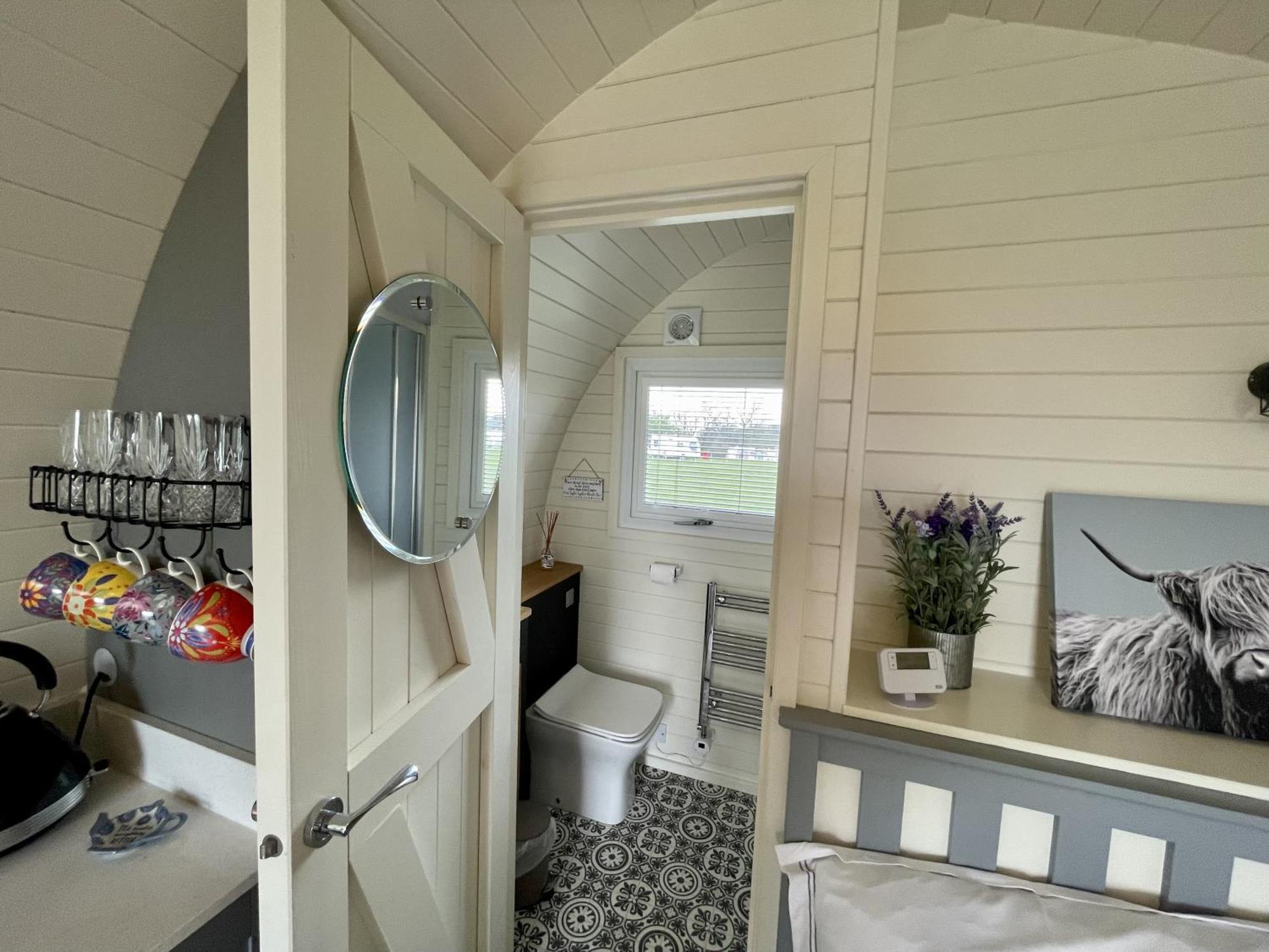 Hotel Abbey Farm Luxury Glamping à Rhuddlan Extérieur photo